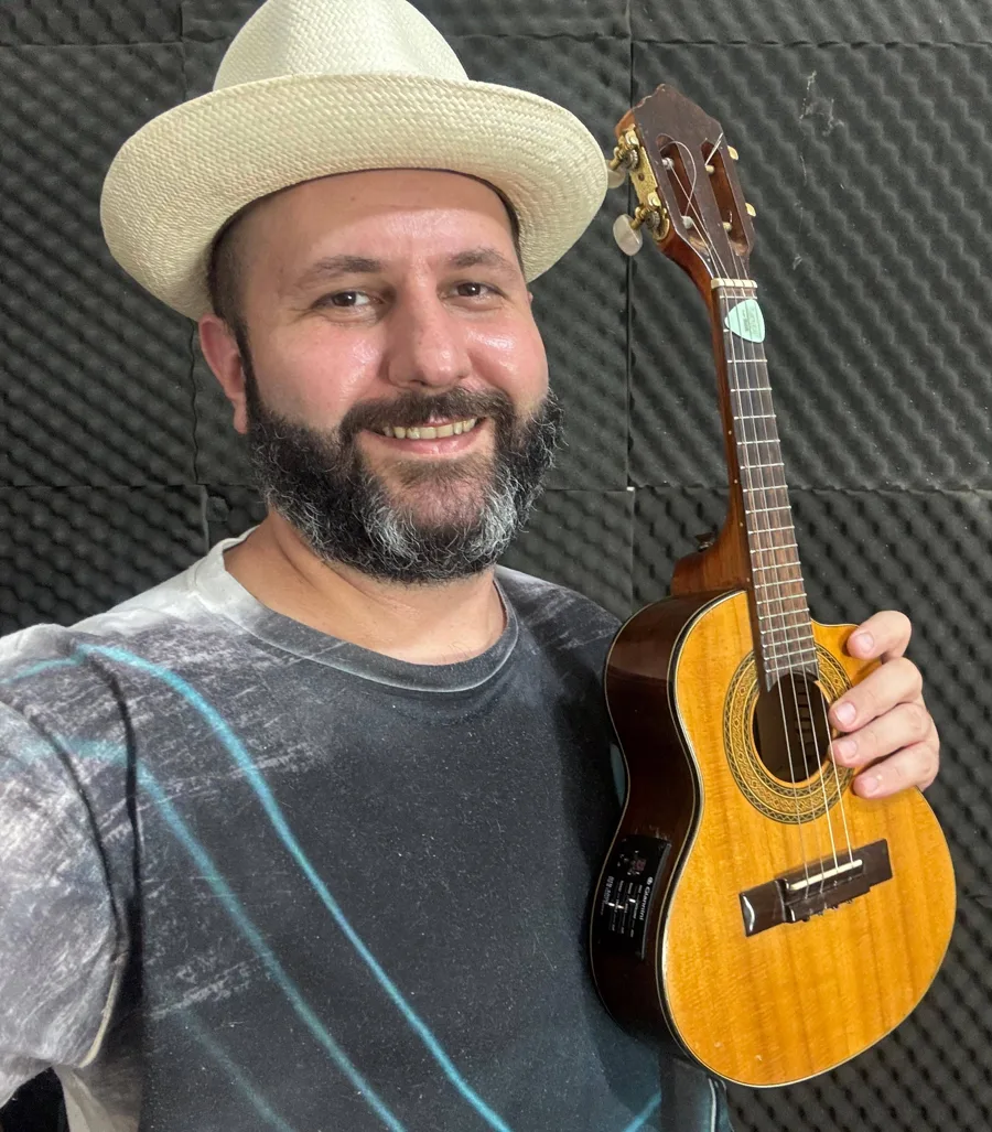 Danilo Giroto segurando o cavaquinho no estúdio